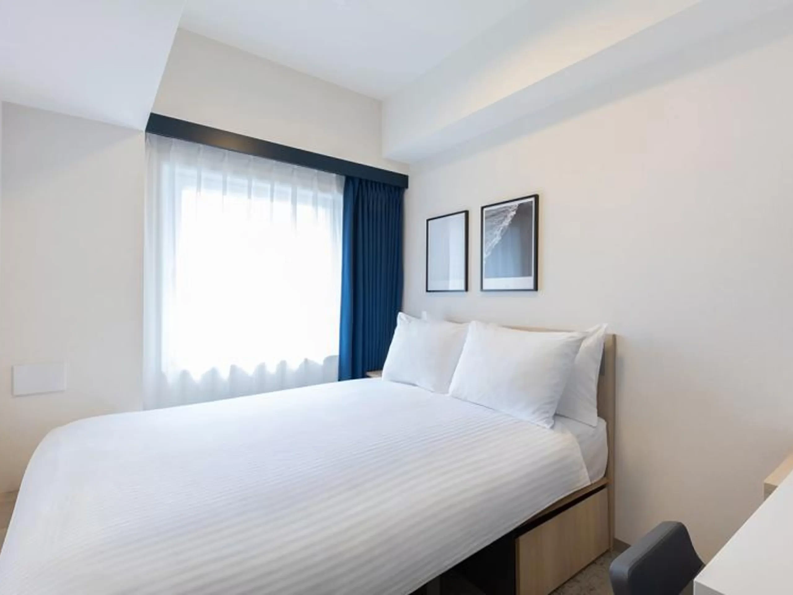 hotel room with a double-size bed